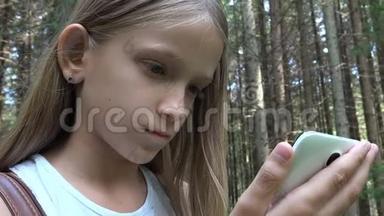 儿童在户外野营玩平板电脑，儿童使用智能手机，森林中迷路的女孩